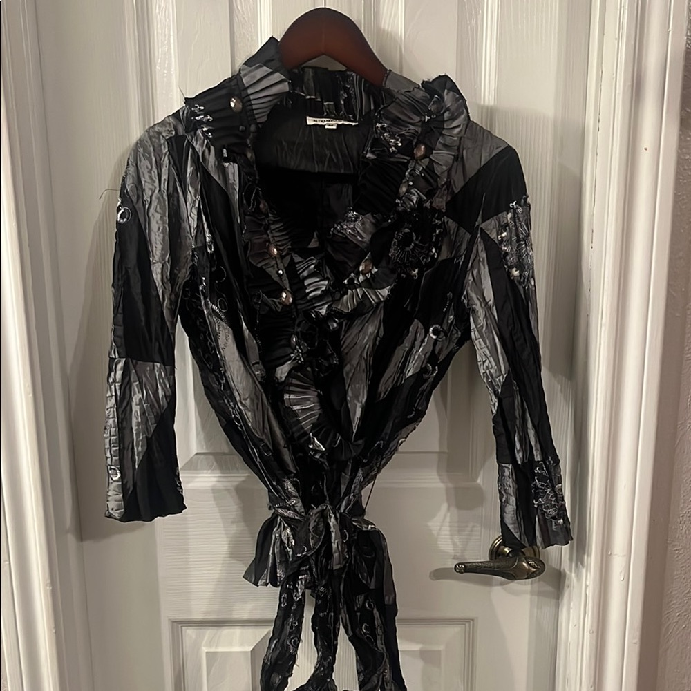 ALEXANDRA ROSATI CHIC BLACK AND GRAY RUFFLE BLOUSE MEDIUM